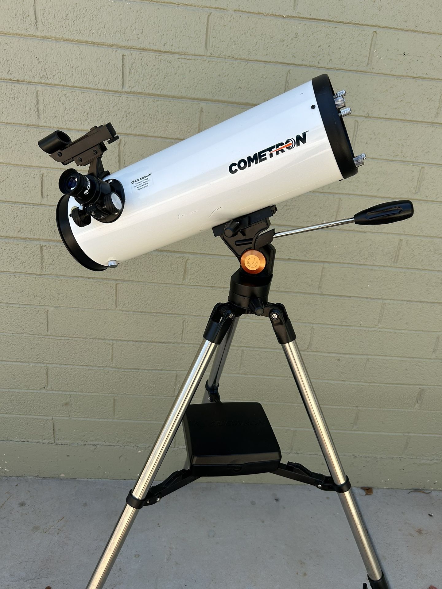 **CELESTRON COMETRON 114AZ TELESCOPE** Great For Viewing The Moon!