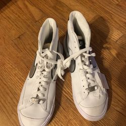 Nike Women Blazer Mid ‘77 White Metallic Silver Sneakers 