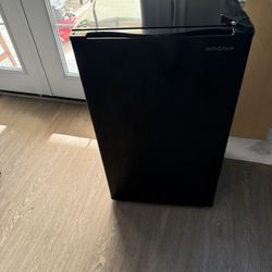 Mini Fridge Insignia