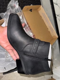 Clark women’s block heel booties black size 8