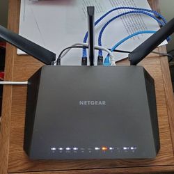 R700 Night Hawk Netgear Router Like New!