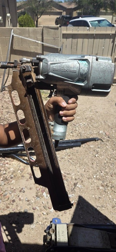 NAIL GUN