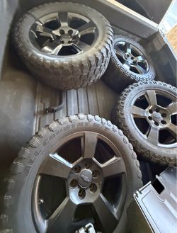 20” black Chevy ltz r wheels on 33”