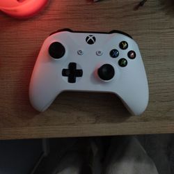 Xbox One Black And White Controller 