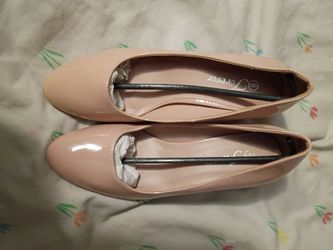 Tan closed toe low heels size 6