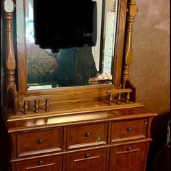 Mini Dresser 2 Pieces Asking 20.00$ Wood 