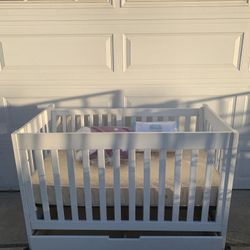 CRIB/TODDLER BED WITH PULL OUT DRAWER
