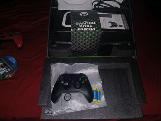 1 Xbox series x in box......one ps5 portable....3 Xbox controllers ....6 Xbox series x games .....anime key set ..... collection halo action figures