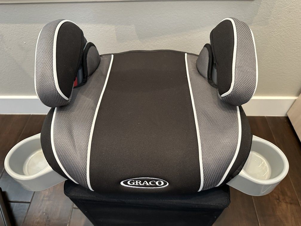 Graco booster seat w/ 2 cupholders