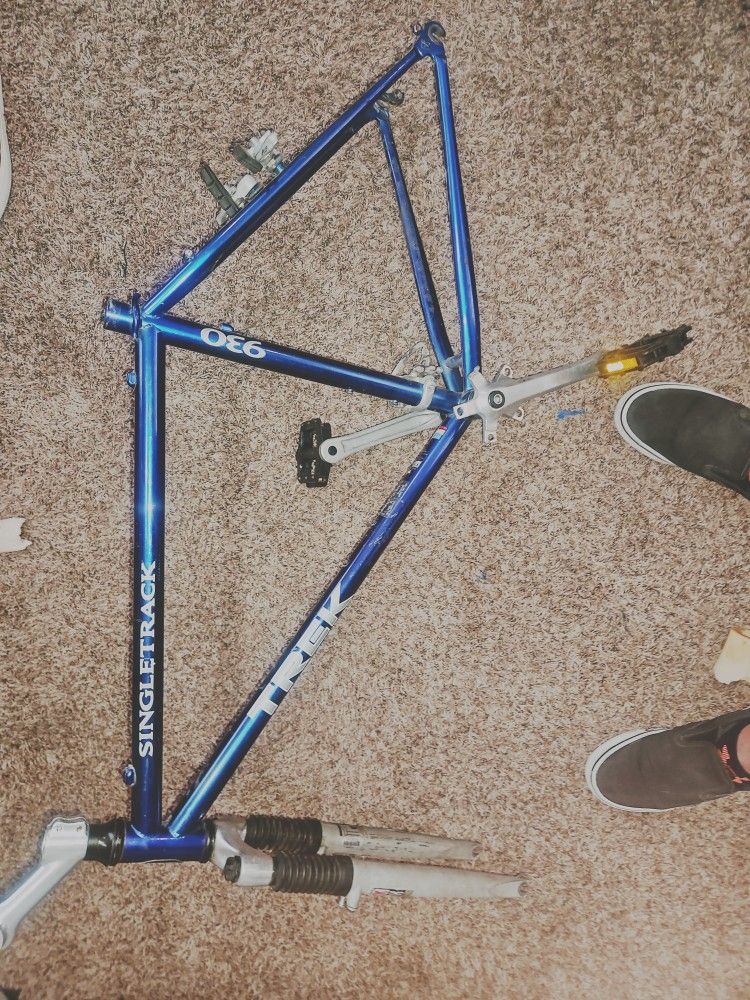 90's Trek 930 hardtail mtb frame with rims and rockshox Front shocks. Great Condition for its age...