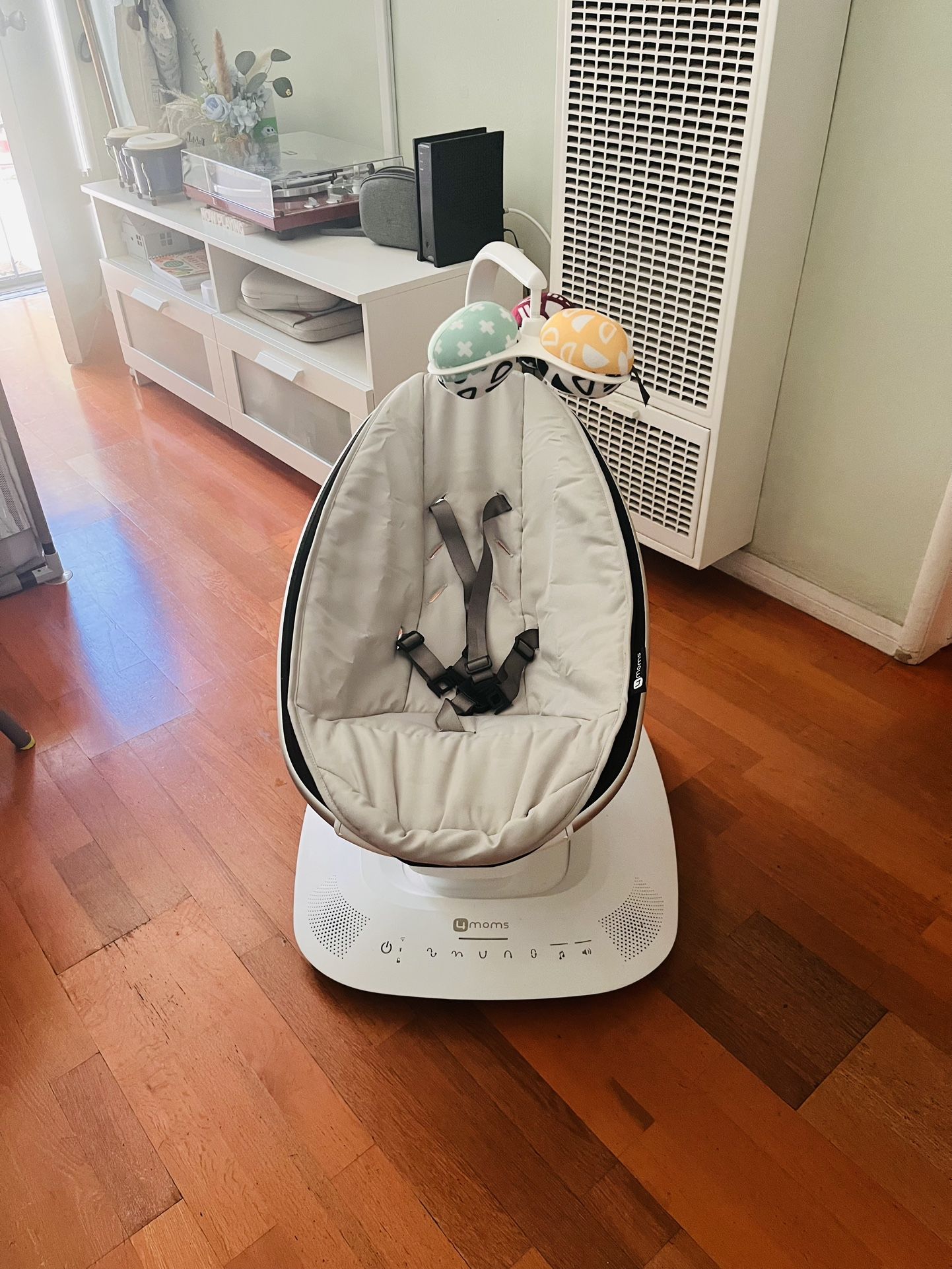 Mamaroo 4 Moms Baby Swing