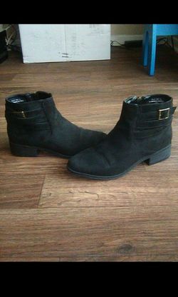 Suede Black ankle booties; size: 5 1/2 in girls/women's.
