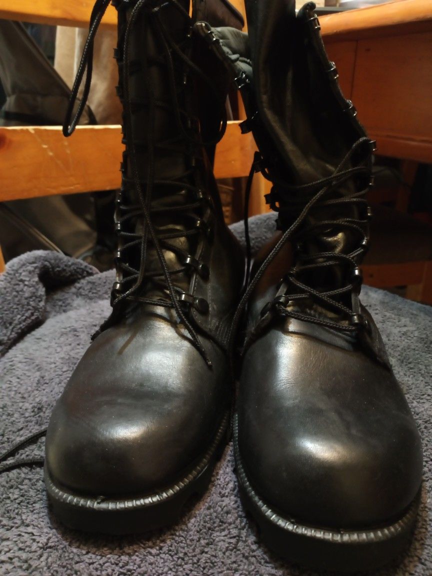Military Boots Size 81/2 W  Brand New