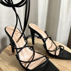 BLACK STRAPPY HEEL