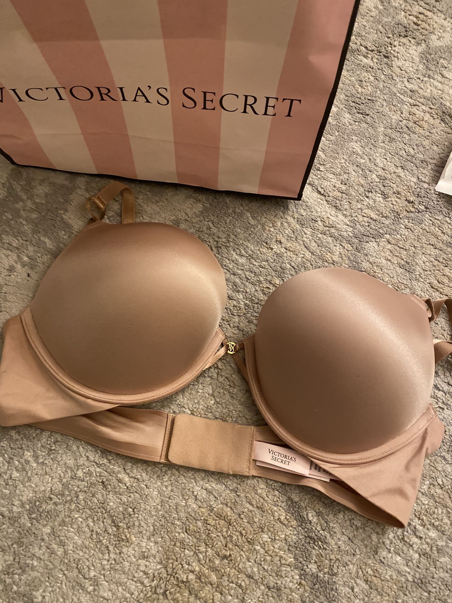 ✨NEW✨ Never Used Victoria Secret Bombshell Plunge Bra Color Nude