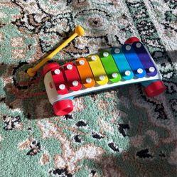 Fisher-Price Toddler Pull Toy, Classic Xylophone Pretend Musical Instrument with Mallet and Rolling Wheels for Ages 18+ Months 