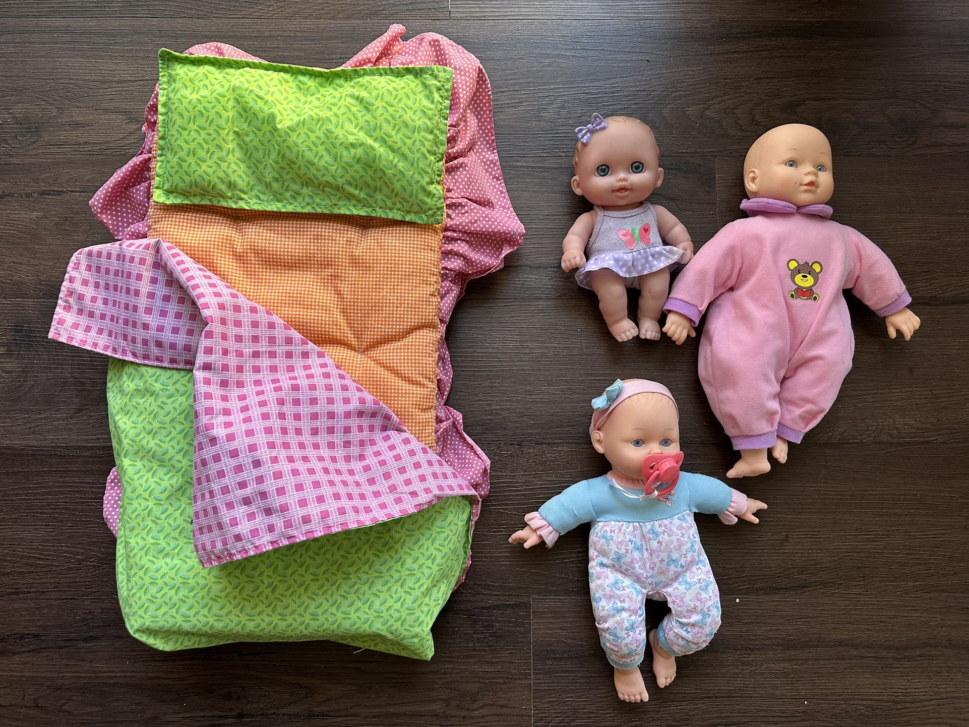 Doll Bed And Three Dolls