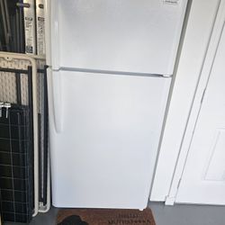 FRIGIDAIRE REFRIGERATOR 