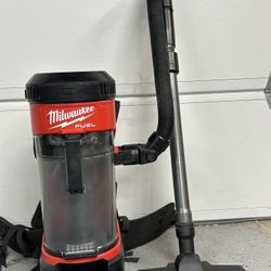 Milwaukee M18 Fuel 1 gal Cordless Backpack Vacuum 1 V