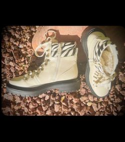 NEW CIRCUS, BY SAM EDELMAN, ANKLE BOOTS, CREAM WITH A TOUCH OF BLACK. SIZE:10.  Perfect for a trendy look