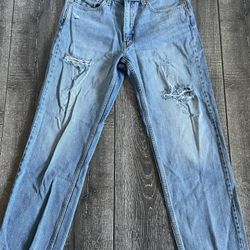Men’s Ripped Baby Blue Levi 550 Jeans. Waist 33 and Length 32.