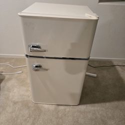 Retro Mini Fridge 