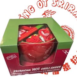 SRIRACHA Ceramic Noodle Bowl, Chopsticks And 5 Ankle Socks Gift Box