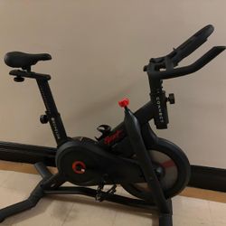 Echelon Connect Sport-S indoor cycling bike. This model offers a connected fitness experience and features specific features. The key features of the 