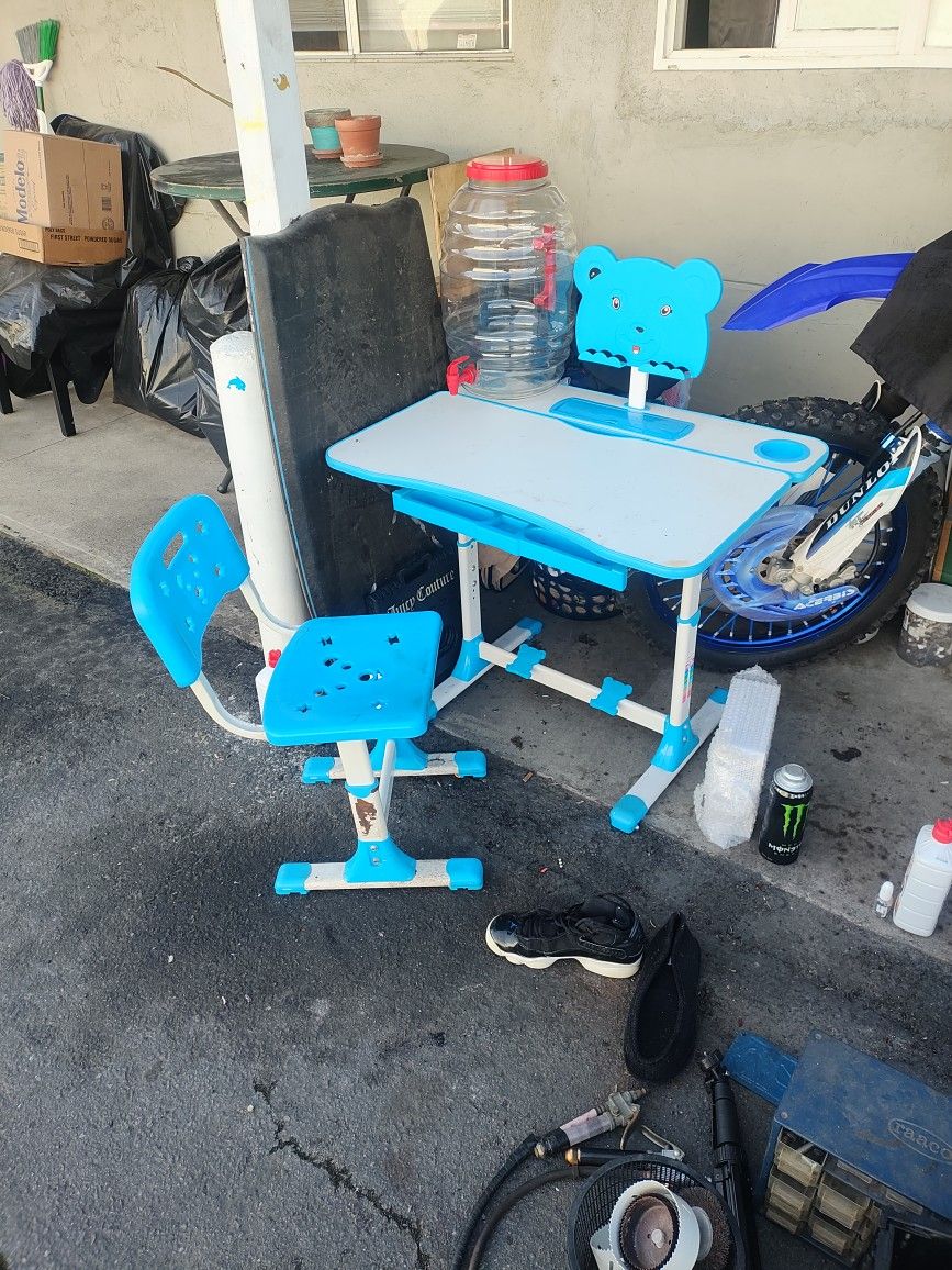 Kids Desk $10