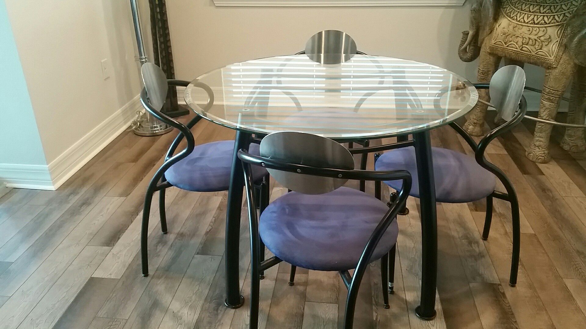Contemporary table & chairs