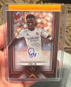 2023-24 TOPPS MUSEUM COLLECTION VINI VINICIUS JR ARCHIVAL AUTO RED /25 MADRID ⭐