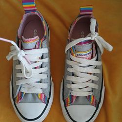 Gently used converse for girls. Size. 11 (Cash only)