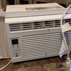 Window Unit Air Conditioner 