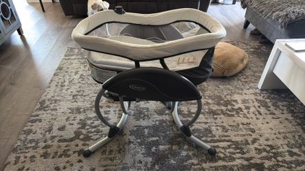 Baby swinging bassinet