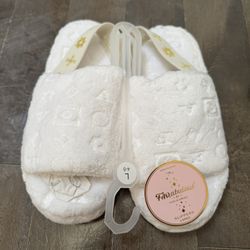 NWT! Girls' FAO Abulous by FAO Schwarz Debossed white Slide Slippers - Size L 4-5 - Elastic