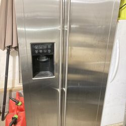 GE Side-by-Side Refridgerator / Freezer