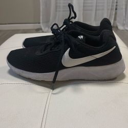 Black Nike Tennis Shoes Size Women’s  9 1/2