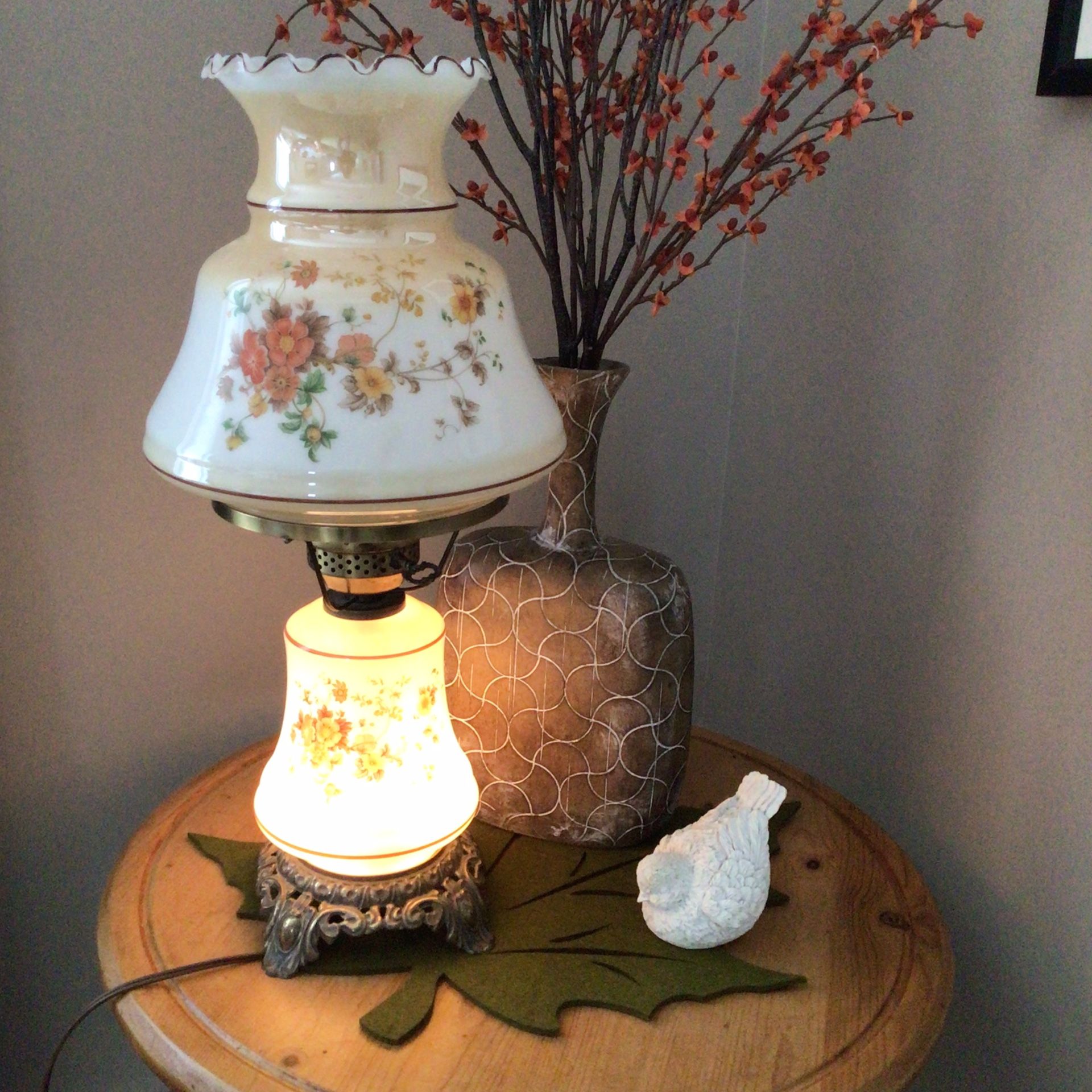 Hurricane lamp.Gone with the Wind style. ‘Accurate castings’. 22"excl.