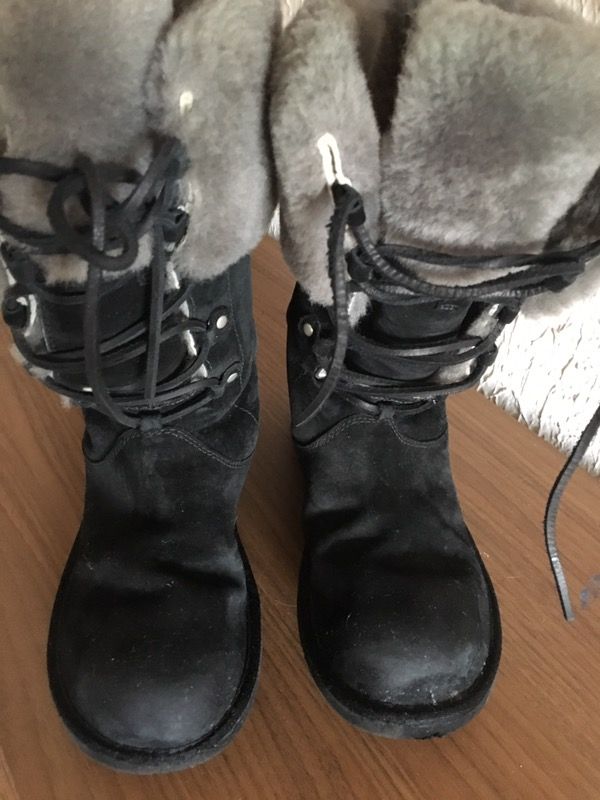 UGG boots! Tall back natural fur Size 8