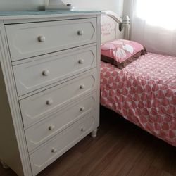 Young Kids bedroom Set
Bed and Dresser 