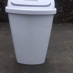 Very Good  Condition  Trash Can