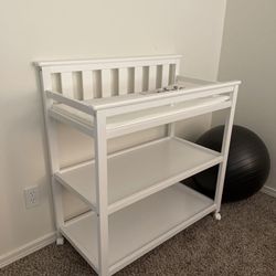 BABY CHANGING TABLE 