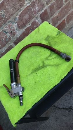 TIRE INFLATOR WITH PRESSURE INDICATOR 