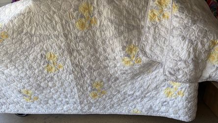 Beautiful quilt with 2 pillowcases, queen size