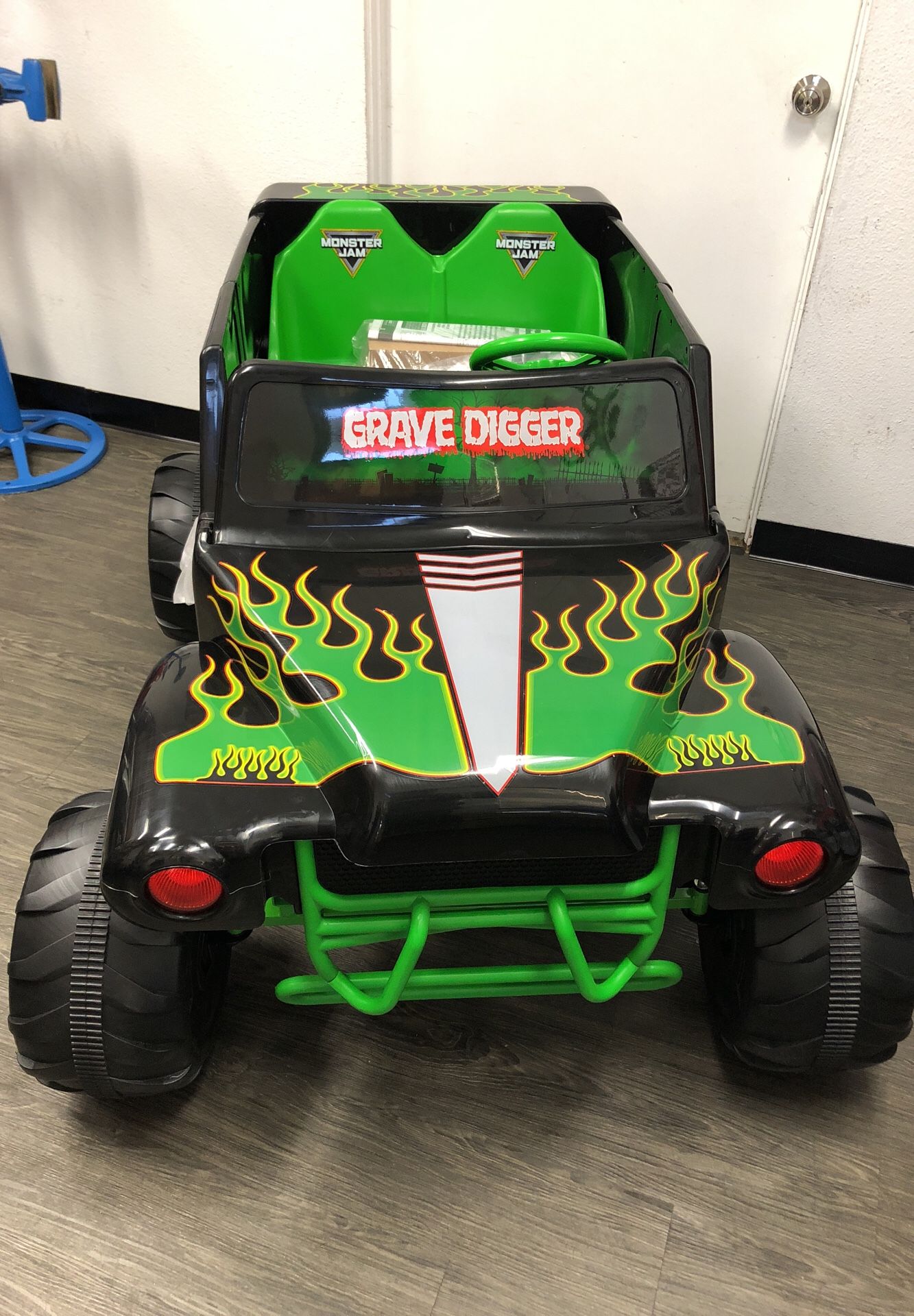 Monster Jam Grave Digger 24-Volt Battery Powered Ride-On