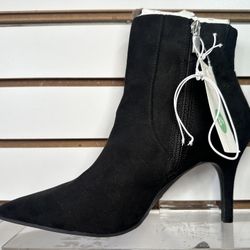 Brand new women’s boots size 8.5 new with box