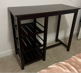 Mesa de madera de excelente calidad en perfecto estado.
