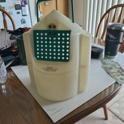 1960's minnow bucket in fabulous condition 