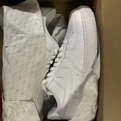 Nike Air Force One Low 07’ white/white size(10.5M). DS(New). Now Available! $90 bucks cash. UNDER-RETAIL‼️