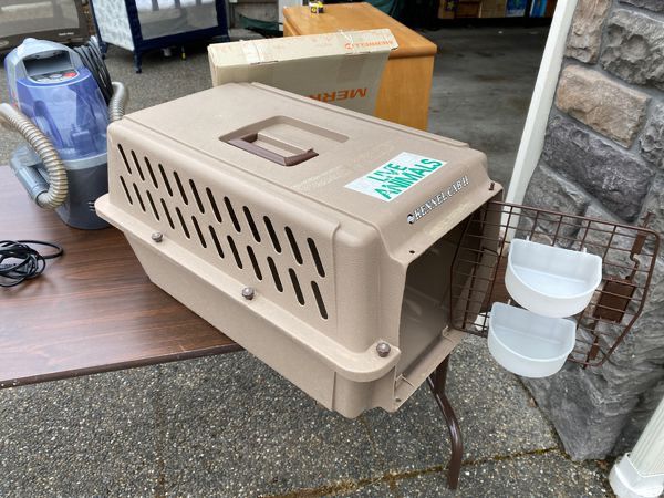 Kennel Cab II Pet Carrier with water and food cups